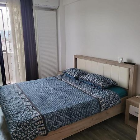 Апартаменти Apartament Dem Radulescu Римніку-Вилча Екстер'єр фото