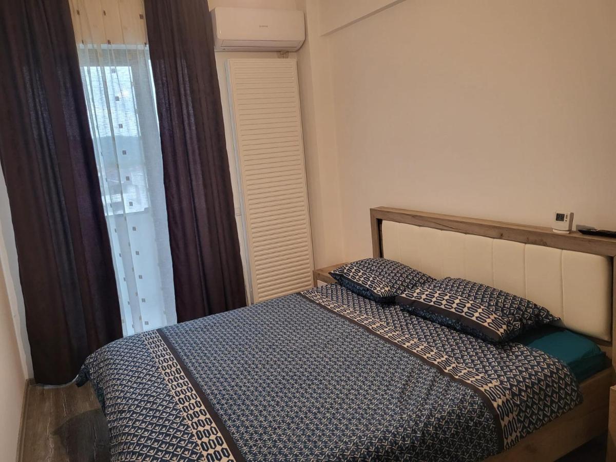 Апартаменти Apartament Dem Radulescu Римніку-Вилча Екстер'єр фото