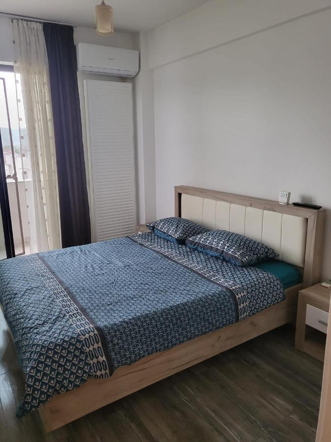Апартаменти Apartament Dem Radulescu Римніку-Вилча Екстер'єр фото