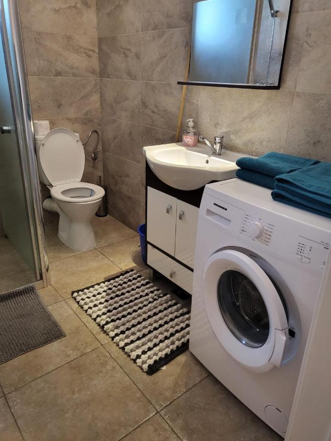 Апартаменти Apartament Dem Radulescu Римніку-Вилча Екстер'єр фото