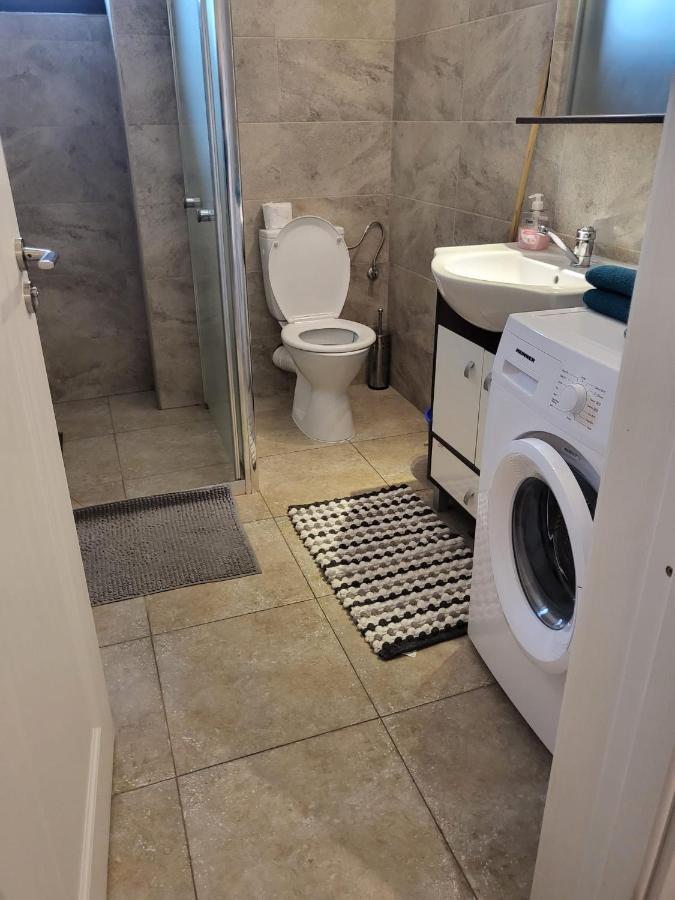 Апартаменти Apartament Dem Radulescu Римніку-Вилча Екстер'єр фото